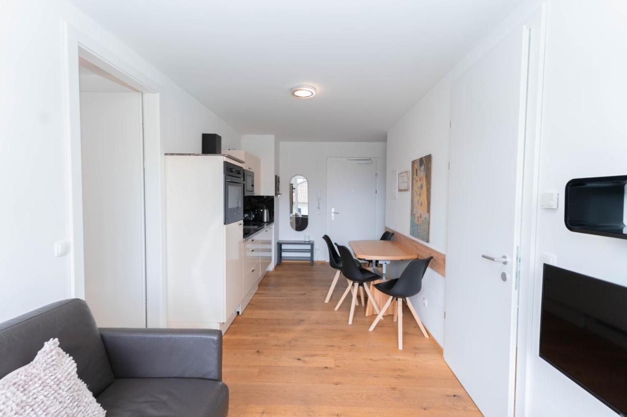 וינה Modern Apartment With Private Balcony Near City Center מראה חיצוני תמונה