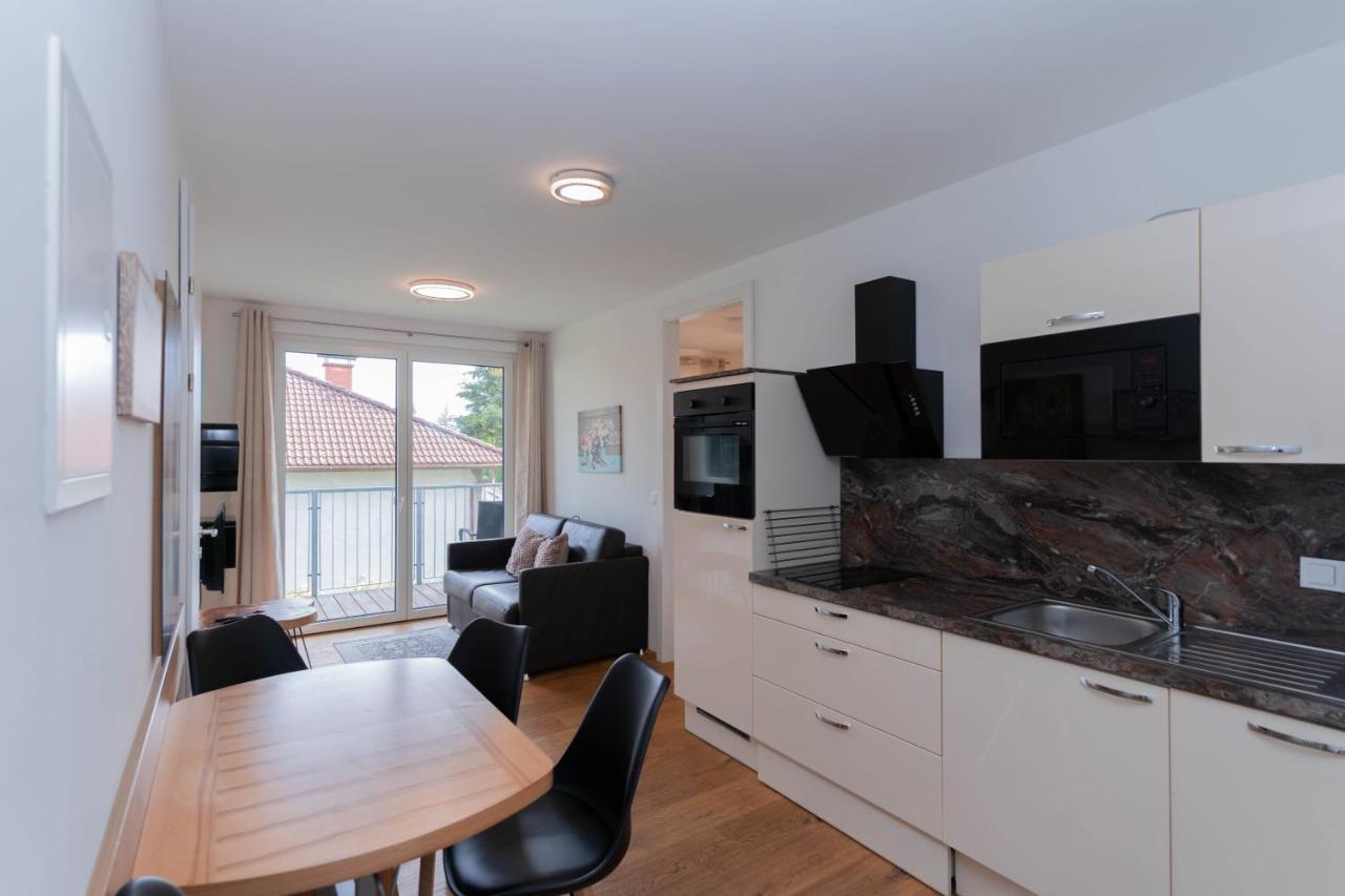 וינה Modern Apartment With Private Balcony Near City Center מראה חיצוני תמונה