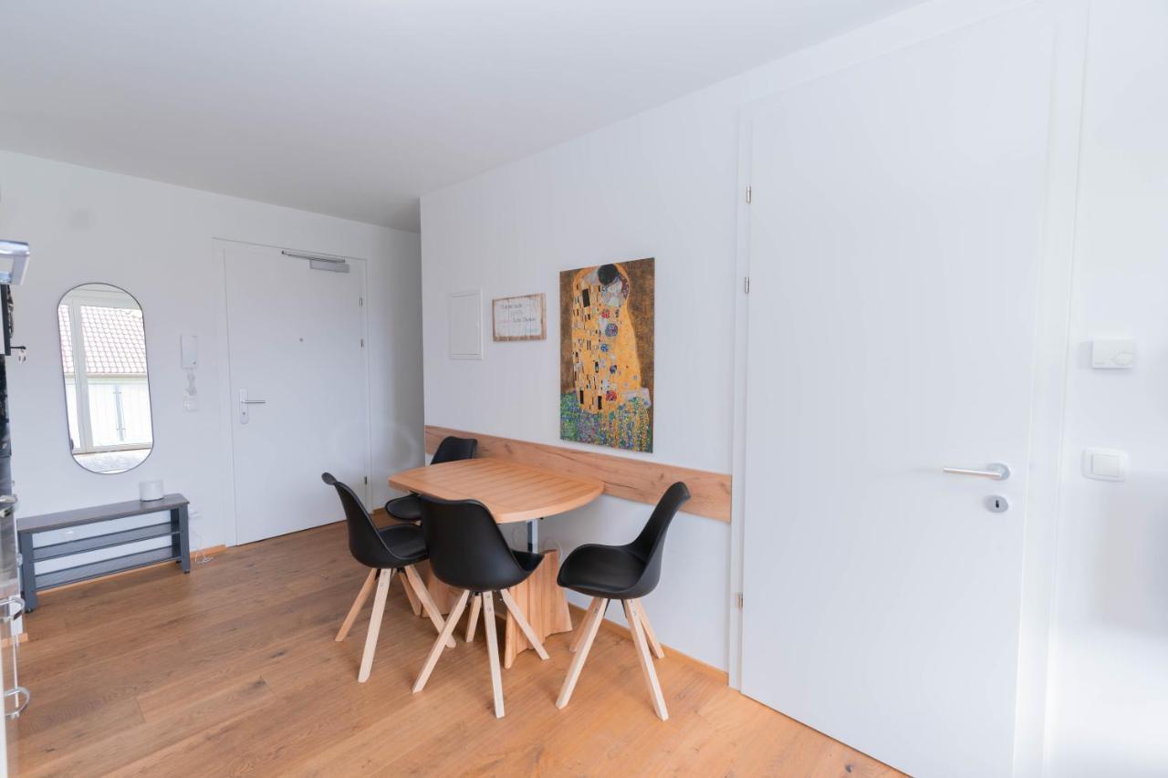 וינה Modern Apartment With Private Balcony Near City Center מראה חיצוני תמונה