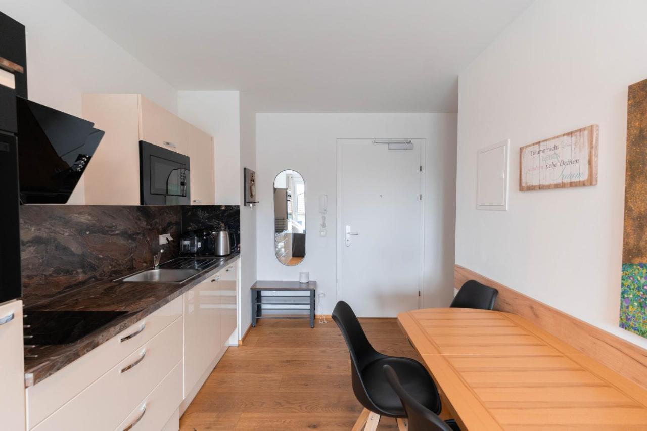 וינה Modern Apartment With Private Balcony Near City Center מראה חיצוני תמונה