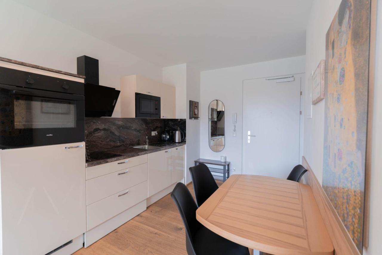 וינה Modern Apartment With Private Balcony Near City Center מראה חיצוני תמונה